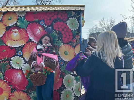 Ручні поробки, смаколики, життєствердні фотозони, донати на ЗСУ: у криворізькому парку Щастя містяни сьогодні зустріли весну2