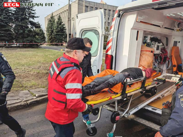 В карету ЕМД поміщають пораненого ракетним ударом по готелю Дружба в Кривому Розі