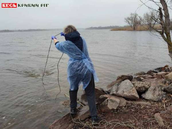 Забір проб води в річці Інгулець в Кривому Розі