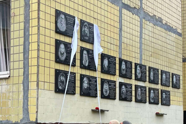 Вічна шана і пам'ять: у Кривому Розі встановили меморіальні дошки полеглим Захисникам4