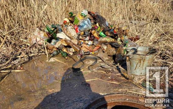 «Водопровід – не звалище»: ремонтники «Кривбасводоканалу» виявили завалений пластиковим непотребом  колодязь