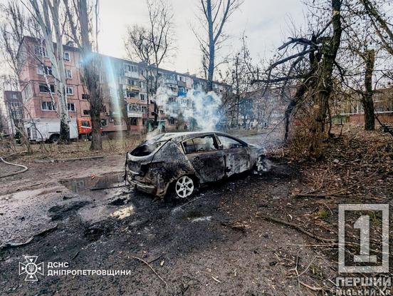 Загибла жінка у тролейбусі, уламки скла повсюди: у Кривому Розі ліквідовують наслідки подвійного ракетного обстрілу окупантів5