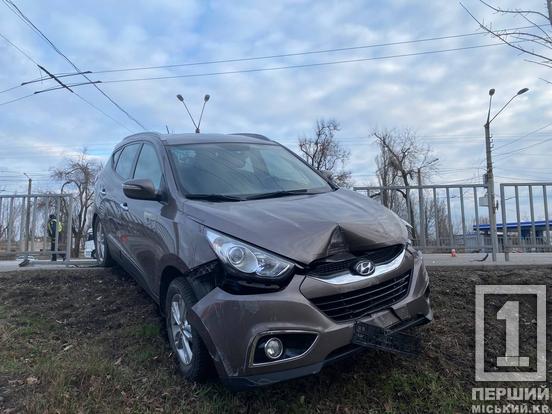 Знесений паркан та частковий кювет: на Дніпровському шосе вдарилися фура і Hyundai1
