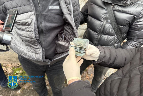 На Дніпропетровщині судитимуть поліцейського за отримання хабарів і сприяння ухиленню від мобілізації1