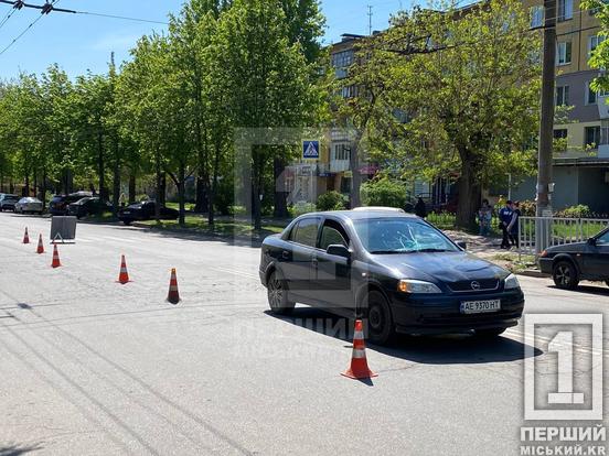 Тріщини на лобовому склі: на 129-ому кварталі іномарка збила чоловіка3