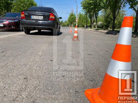 Тріщини на лобовому склі: на 129-ому кварталі іномарка збила чоловіка4
