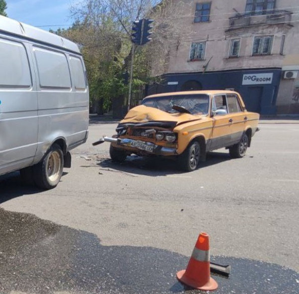У Кривому Розі біля станції Рокувата зіштовхнулися мікроавтобус і легковик: водіїв з травмами забрала швидка0
