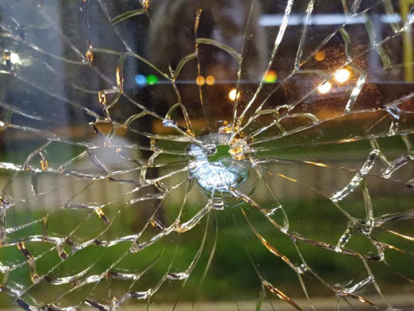 У Кривому Розі невідомі поцілили з пістолету по автобусу1