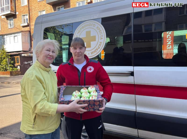 Червоний Хрест допомагав готуватись до Великодня пенсіонерам в Кривому Розі