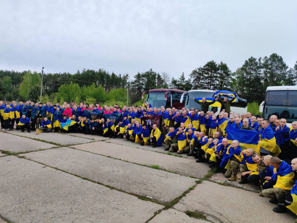 205 українських Захисників повернулися додому після російського полону0
