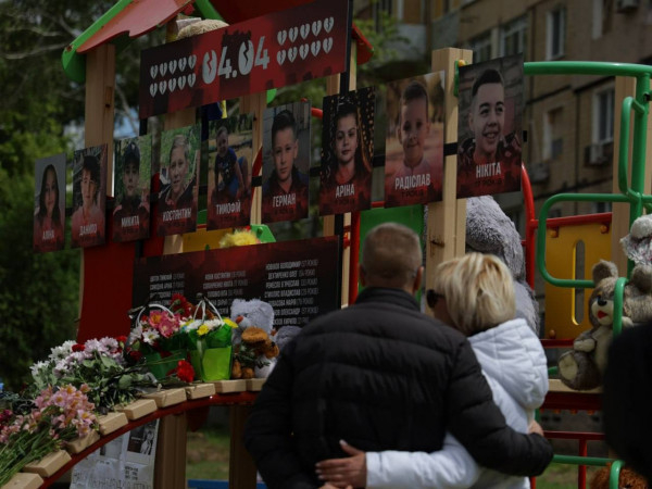40 днів з дня трагедії:  у Кривому Розі пройшла панахида за загиблими від  російської ракетної атаки по дитячому майданчику7