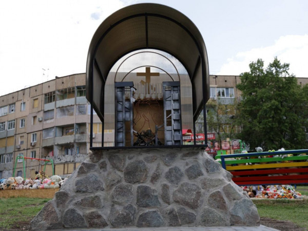 40 днів з дня трагедії:  у Кривому Розі пройшла панахида за загиблими від  російської ракетної атаки по дитячому майданчику5