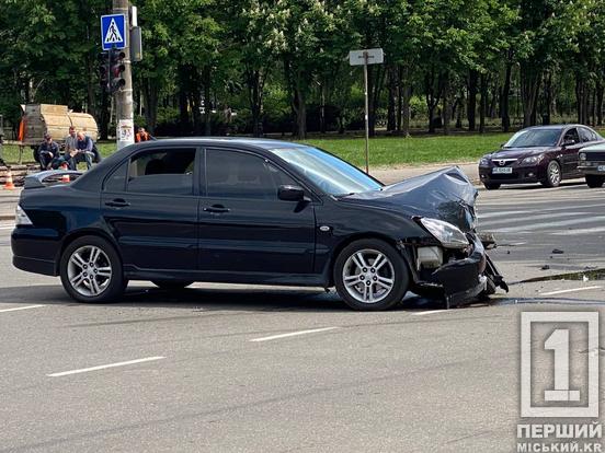 Біля міськвиконкому  вдарилися «мордами» Lanos та Mitsubishi1