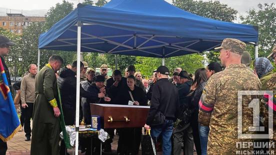 Близькі, побратими та живі квіти: у Кривому Розі поховали бійця «Азову» Дмитра Скрипника2