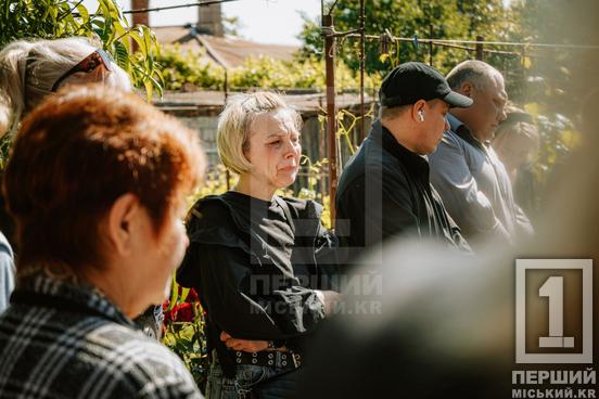 «Це був дуже відповідальний, добрий чоловік, який дуже турбувався за людей. Я ним, чесно, пишаюся»: криворіжці простилися з полеглим на сході Олександром Трєпухаловим2