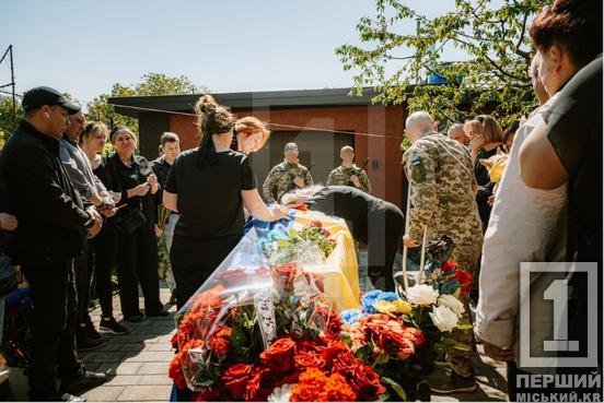 «Це був дуже відповідальний, добрий чоловік, який дуже турбувався за людей. Я ним, чесно, пишаюся»: криворіжці простилися з полеглим на сході Олександром Трєпухаловим4