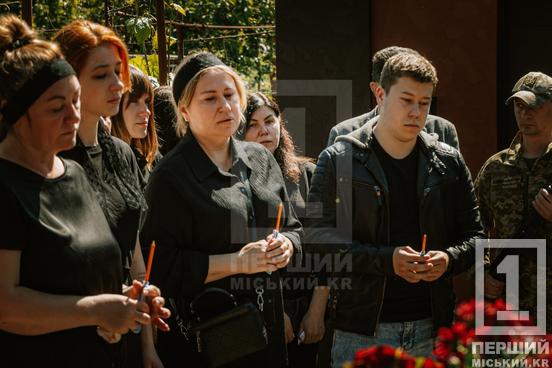 «Це був дуже відповідальний, добрий чоловік, який дуже турбувався за людей. Я ним, чесно, пишаюся»: криворіжці простилися з полеглим на сході Олександром Трєпухаловим3