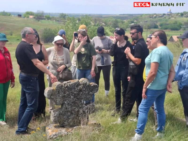 Екскурсанти з Кривого Рогу на цвинтарі в Шестерні