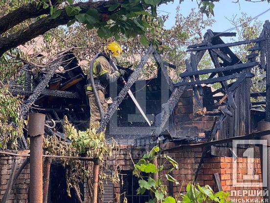 Чорні балки та стіни у кіптяві: на вулиці Героїв полку «Азов» вирувала пожежа у приватному секторі1