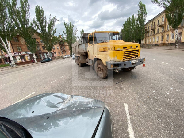 ДТП у Кривому Розі: вантажівка не розминулась із ВАЗом3