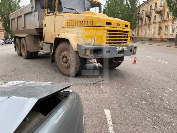 ДТП у Кривому Розі: вантажівка не розминулась із ВАЗом2