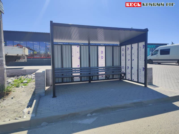Зупиночний комплекс в центрі Лозуватки Криворізького району