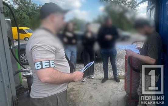 Контрафакт «гуляв» Дніпропетровщиною та сусідніми областями: у Кривому Розі викрили виробників нелегального пального