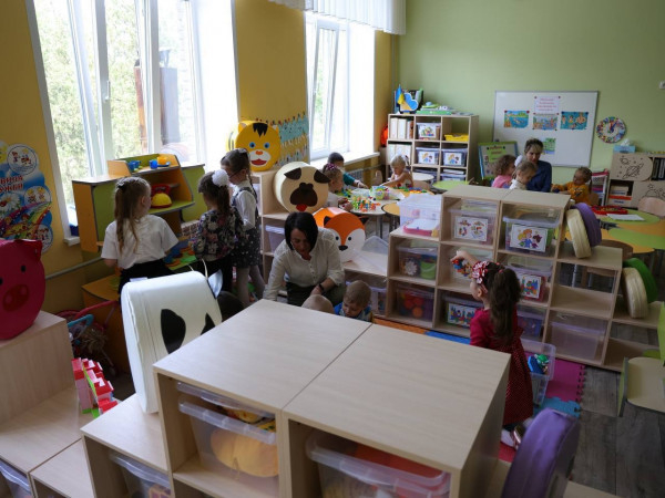 Кривий Ріг активно впроваджує нові форми дошкільної освіти: у партнерстві міста, міністерства освіти та міжнародних партнерів вже відкрито 6 «міні-садочків». Місто працює над розширенням таких локацій1