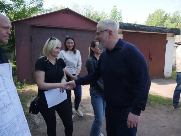 Кривий Ріг допомагає. У місті проводяться ремонтні роботи на будинках, які зазнали пошкоджень внаслідок ворожих ударів. На сьогодні роботи з відновлення ведуться на 178 будинках4