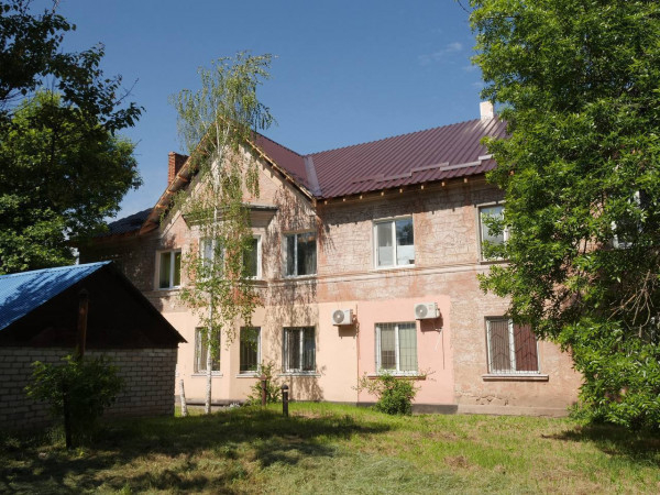 Кривий Ріг допомагає. У місті проводяться ремонтні роботи на будинках, які зазнали пошкоджень внаслідок ворожих ударів. На сьогодні роботи з відновлення ведуться на 178 будинках6