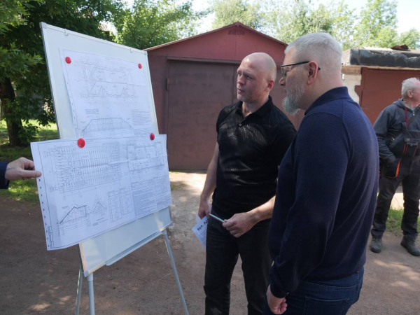 Кривий Ріг допомагає. У місті проводяться ремонтні роботи на будинках, які зазнали пошкоджень внаслідок ворожих ударів. На сьогодні роботи з відновлення ведуться на 178 будинках0