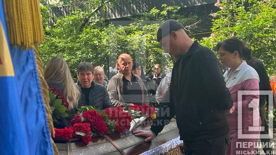 Мав талант стрільця та був завжди порчу із побратимами : в останню земну дорогу провели криворіжця Святослава Шаповала4