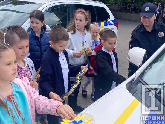 Ми захистимо і збережемо своє, за будь-яких обставин: криворізькі діти та поліція разом відзначили День вишиванки4