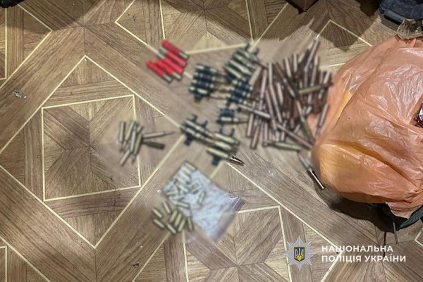 На Дніпропетровщині перекрили канал збуту вогнепальної зброї армійського зразка1