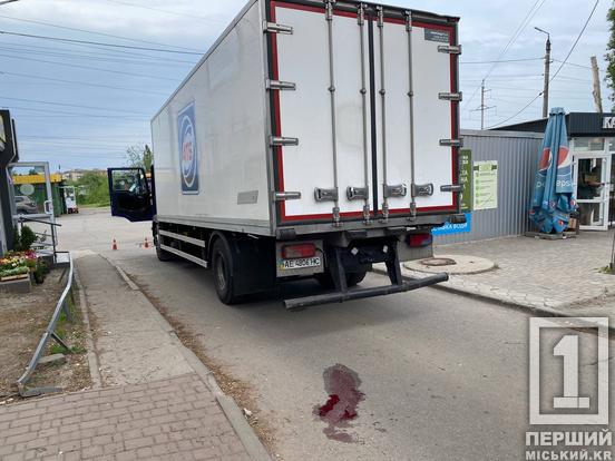 На дорозі залишилися сліди крові: у Кривому Розі на Східному вантажівка наїхала на жінку1