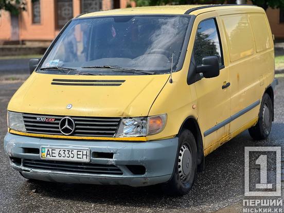 На Карачунах зіткнулися Mercedes і «Таврія»: рятувальники вирізали постраждалу з салону2