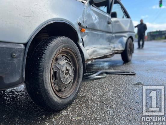 На Карачунах зіткнулися Mercedes і «Таврія»: рятувальники вирізали постраждалу з салону1