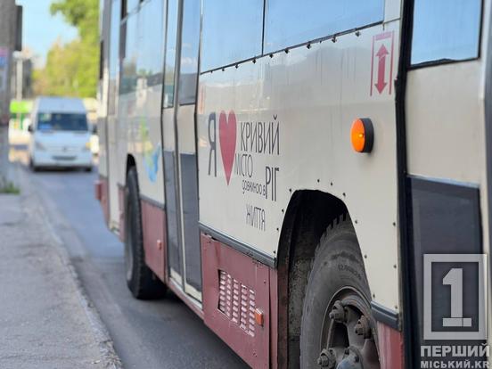 На кільці 95-го кварталу - ДТП: не розминулися тролейбус із легковиком1