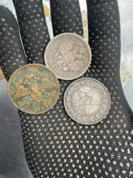 На львівській митниці зупинили мешканку Кривого Рогу, яка намагалась вивезти старовинні російські монети та банкноти0