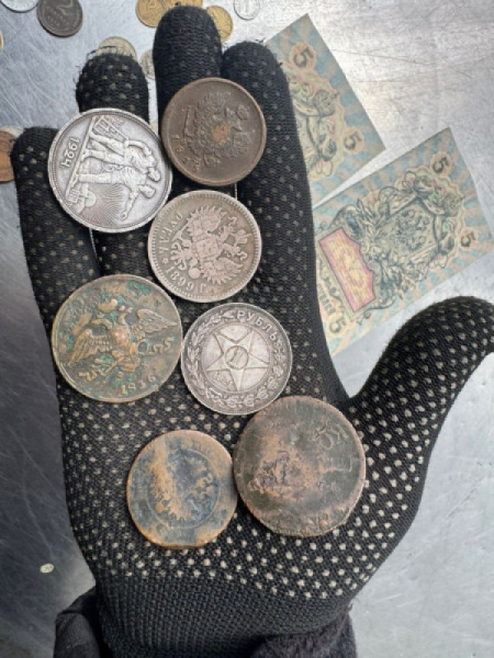 На львівській митниці зупинили мешканку Кривого Рогу, яка намагалась вивезти старовинні російські монети та банкноти2