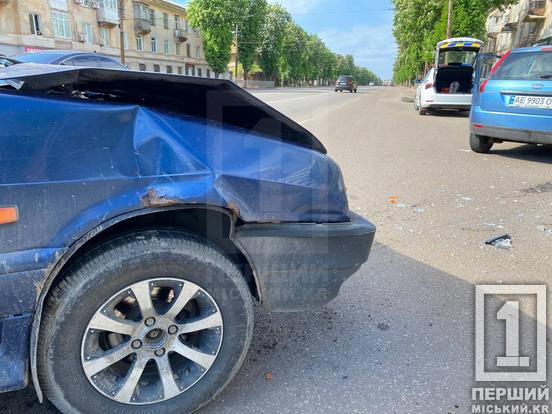 На Ставках зіткнулися Ford та «Дев'ятка»: рух тролейбусів відновили6