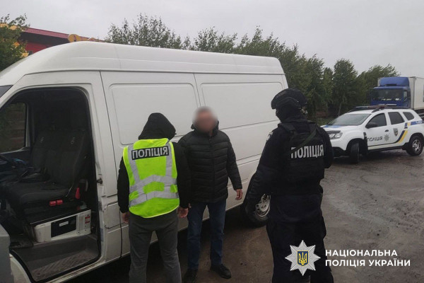 Нацполіція ліквідувала міжрегіональну злочинну групу, яка організовувала втечу військових за кордон з військових частин10