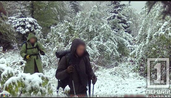 Не побоялися негоди і потрапили в об’єктив: у Карпатах за спробу втечі за кордон затримані молодики з Дніпропетровщини1
