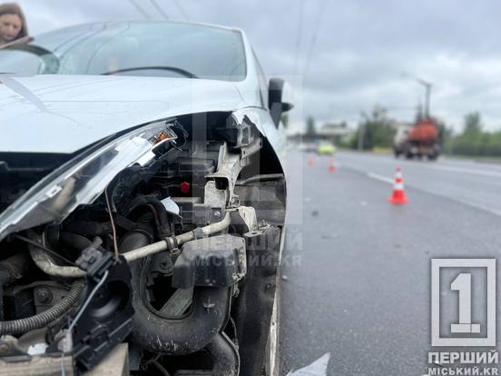 Не змогли розминутися: біля автовокзалу у Кривому Розі зіткнулися Renault та DAF6