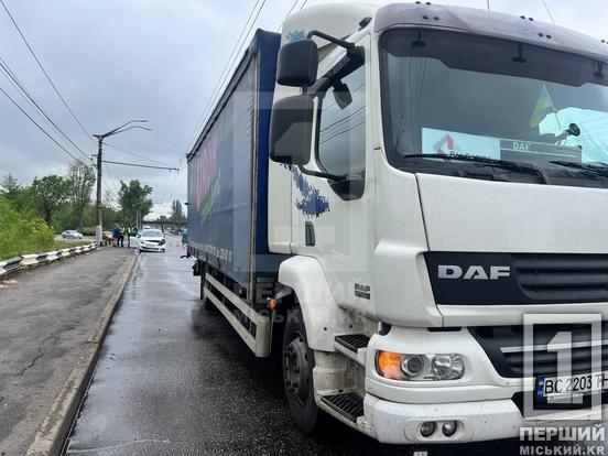 Не змогли розминутися: біля автовокзалу у Кривому Розі зіткнулися Renault та DAF2