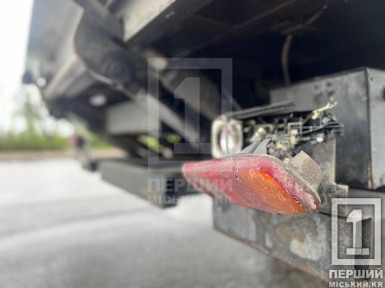 Не змогли розминутися: біля автовокзалу у Кривому Розі зіткнулися Renault та DAF3