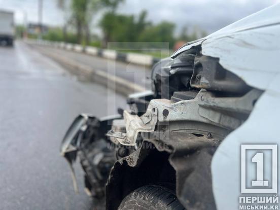 Не змогли розминутися: біля автовокзалу у Кривому Розі зіткнулися Renault та DAF4