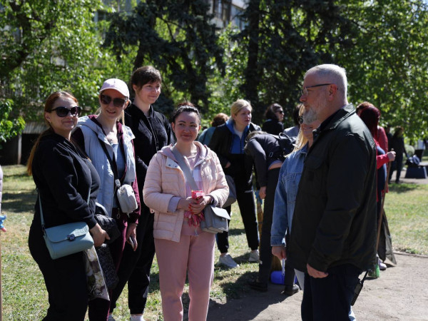 О. Вілкул: Десятки тисяч криворіжців взяли участь у Дні Довкілля. Впорядковали місця загального користування, прибудинковітериторії, дитячі і спортивні майданчики, парки, сквери, зелені та прибережні зони, інші місця відпочинку4