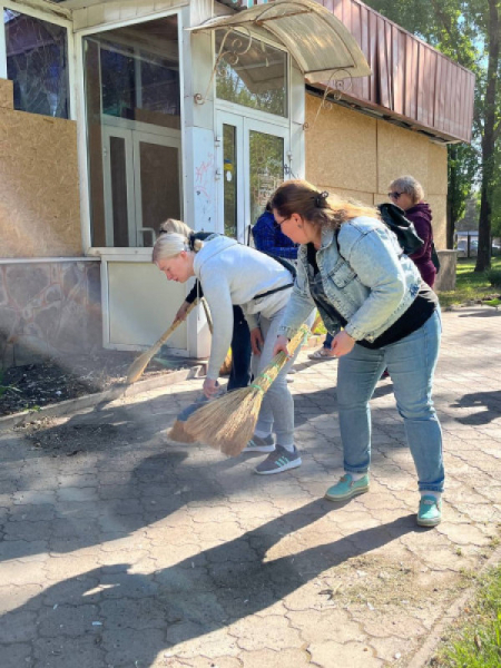 О. Вілкул: Десятки тисяч криворіжців взяли участь у Дні Довкілля. Впорядковали місця загального користування, прибудинковітериторії, дитячі і спортивні майданчики, парки, сквери, зелені та прибережні зони, інші місця відпочинку5