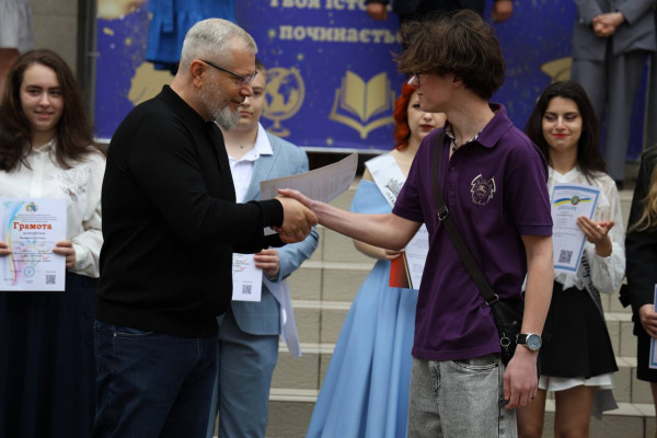 О. Вілкул: Останній дзвоник  цьогоріч пролунає  для 69 тисяч  учнів. Наші юнаки та дівчата - найрозумніші, а педагоги - справжні професіонали, які виховують  талановиту молодь Кривого Рогу!6